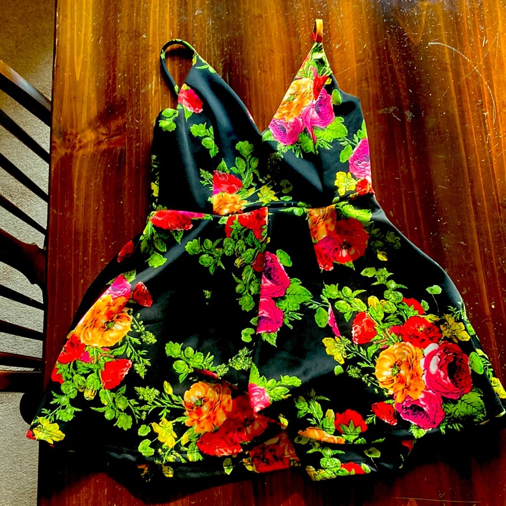 Womens Romper size small.   Like new